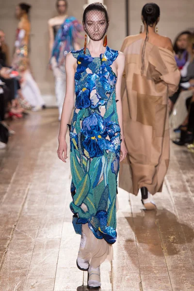 Look 10